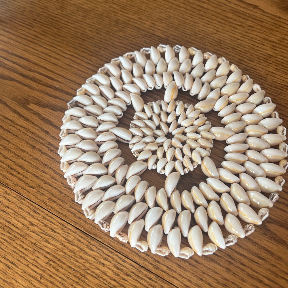 Vintage White Shell plant  Placemat. Excellent condition.